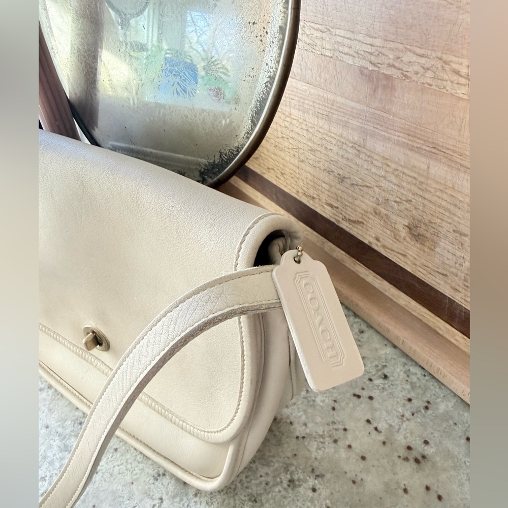 Vintage Coach Court Bag 9790| Cream Leather Crossbody Turnlock| USA Made - Picture 2 of 9